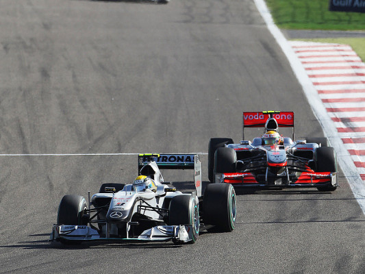 Hamilton : Red Bull sind die Besten: Mercedes als direkter Vergleich