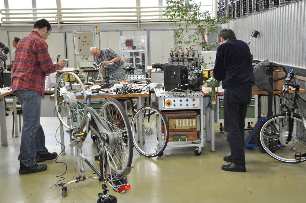 Hier wird Hand angelegt und aus dem gewöhnlichen Drahtesel ein Elektro-Bike.