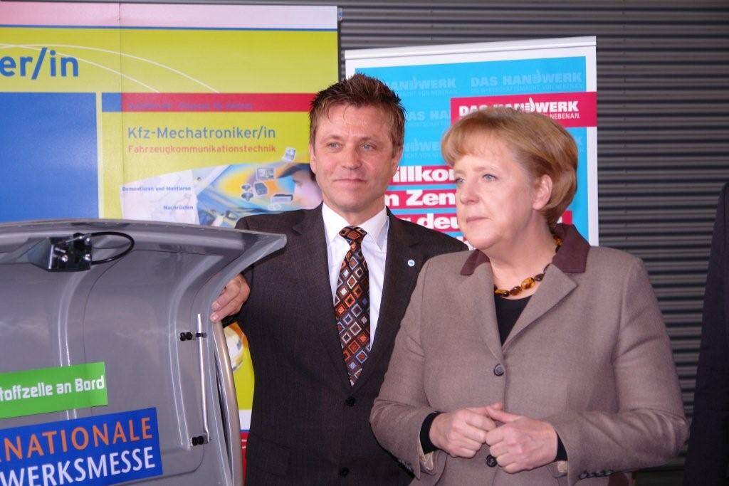 IHM: Kanzlerin informiert sich über E-Mobilität im Werkstattbereich