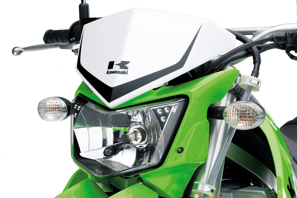 Kawasaki KLX 250: Quirliges Hochbein für Wiese und Asphalt 