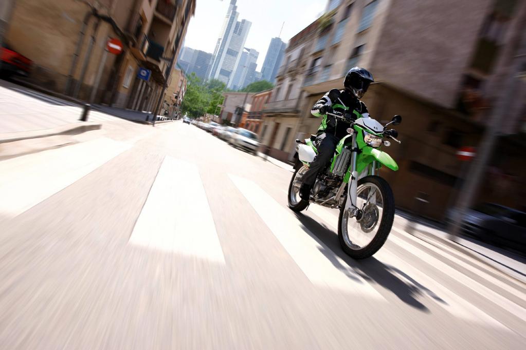 Kawasaki KLX 250: Quirliges Hochbein für Wiese und Asphalt 