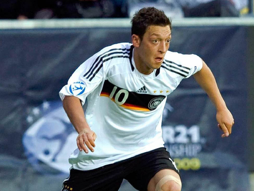 Kicker und ihre Autos: Unsere Fußball Nationalelf. Heute: Mesut Özil. Quelle: www.badische-zeitung.de