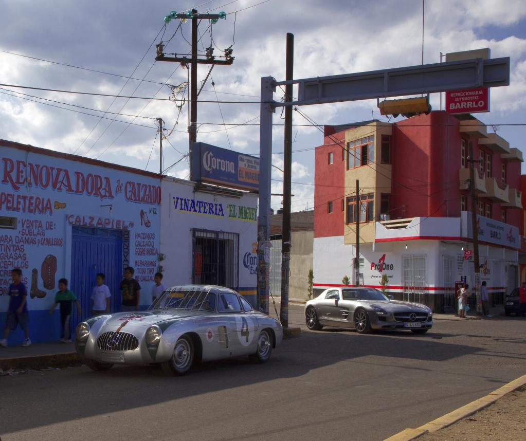 Mercedes-Benz 300 SL und SLS AMG folgen den Spuren der Carrera Panamericana