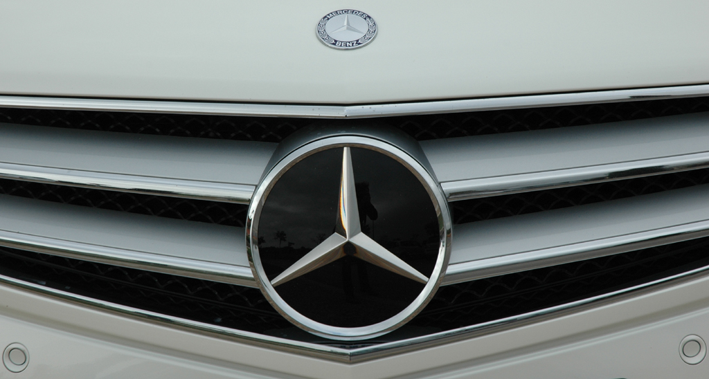 Mercedes E-Klasse Cabrio: Kühlergrill mit Stern in der Mitte.