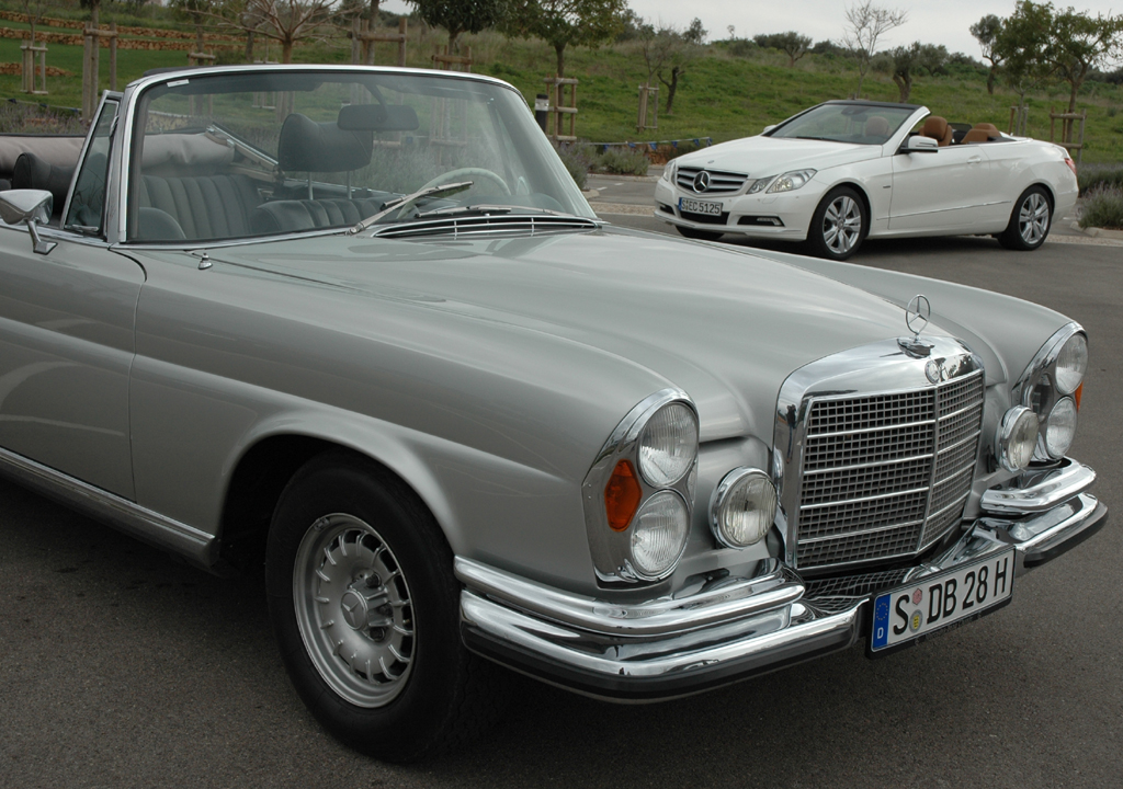 Mercedes E-Klasse Cabrio: Mercedes 280 SE vorn, neues E-Klasse-Cabrio hinten.