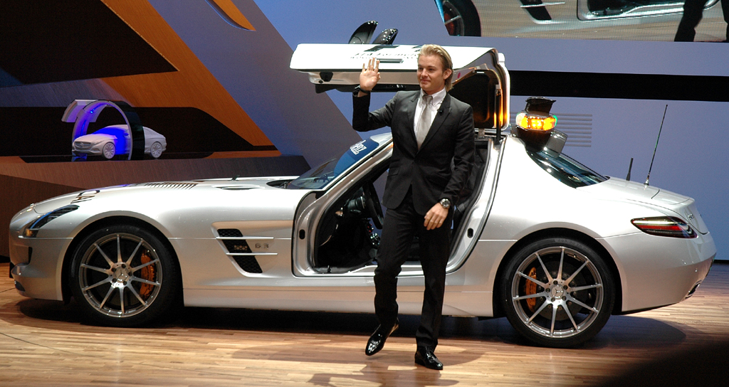 Mercedes beim Autosalon 2010 in Genf: Pilot Rosberg, gerade aus dem neuen SLS-Safety-Car ausgestiegen.
