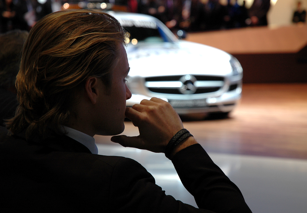Mercedes beim Autosalon 2010 in Genf: Pilot Rosberg vor neuem SLS-Safety-Car. 