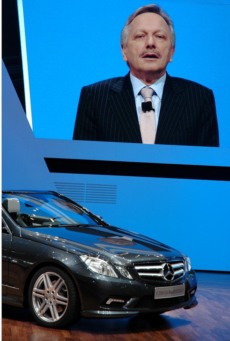 Mercedes beim Autosalon 2010 in Genf: Vertriebs- und Marketing-Chef Schmidt beim Vorstellen des neuen E-Klasse-Cabrios. 