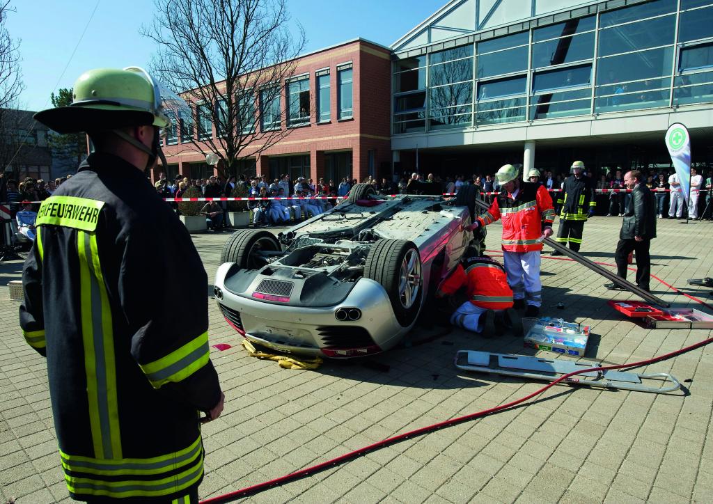 Mitarbeiter der Werksfeuerwehr demonstrieren, wie der Einsatz nach einem Unfall abläuft