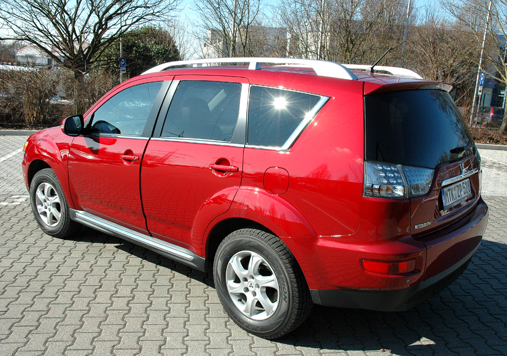 Mitsubishis aktualisierter Outlander: Heck-/Seitenansicht. 