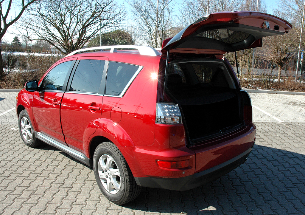 Mitsubishis aktualisierter Outlander: Heck mit geöffneter Kofferraumklappe. 