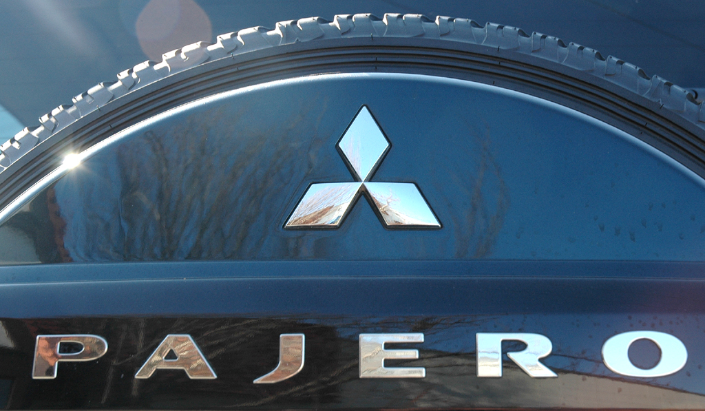 Mitsubishis aktualisierter Pajero: Schriftzug auf Reserverad am Heck. 