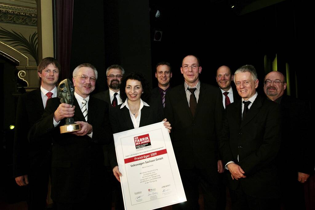 Motorenwerk Chemnitz: Heinrich Nottbohm (2.v.li.), Leiter des Motorenwerkes, und Rene Utoff (4.v.re.) nahmen den Preis für die Belegschaft entgegen.