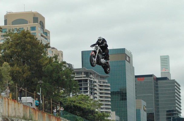 Neuer Rekord im Harley-Davidson-Weitsprung