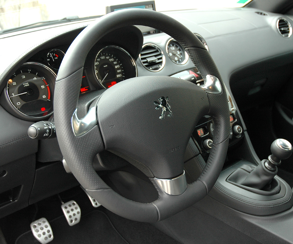 Peugeots neues RCZ-Sportcoupé: Blick ins Cockpit. 