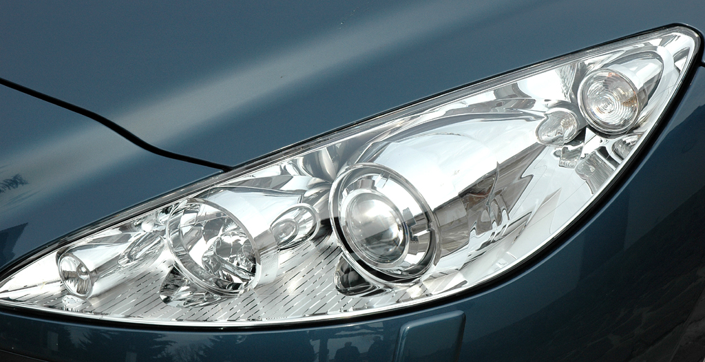 Peugeots neues RCZ-Sportcoupé: Leuchteinheit vorn. 