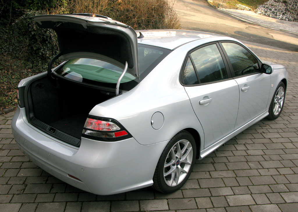 Saab 9-3: Geöffneter Kofferraum. 