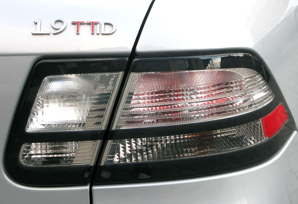 Saab 9-3: Hintere Leuchteinheit mit Schriftzug. 