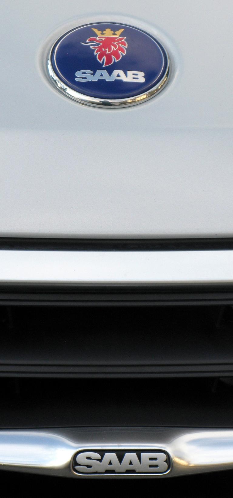 Saab 9-3: Kühlergrill mit Emblem auf der Motorhaube. 