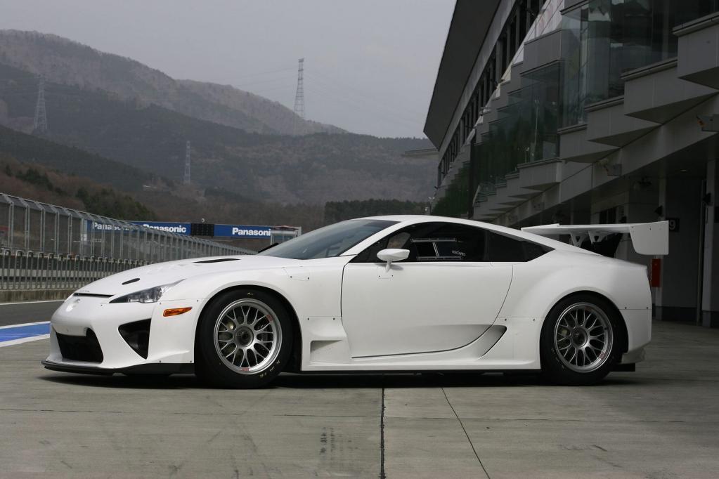 Supersportwagen Lexus LFA dreht am Nürburgring seine Runden 