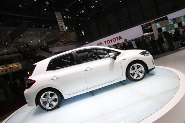 Toyota Auris Hybrid wird 22 950 Euro kosten