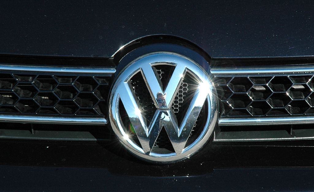 VW Golf GTD: Kühlergrill mit Markenemblem. 