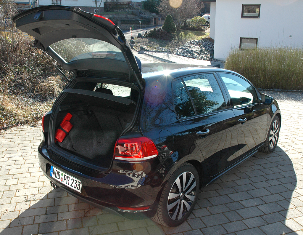 VW Golf GTD: Mit geöffneter Kofferraumklappe. 