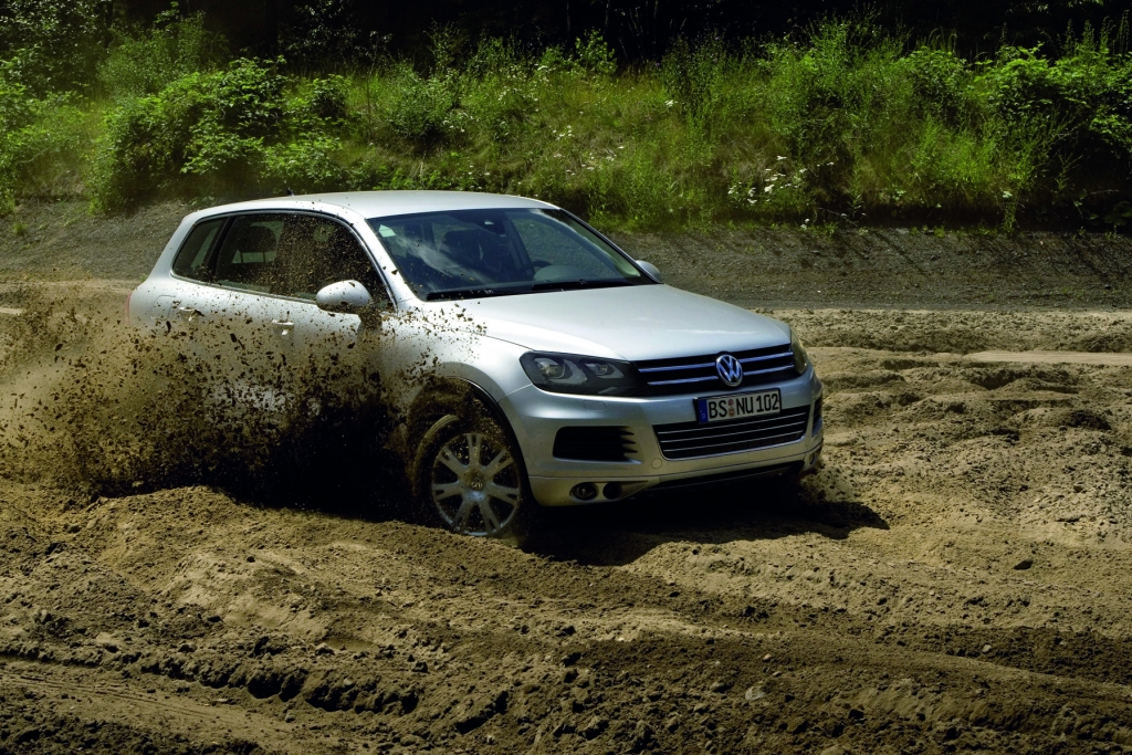 VW Touareg Hybrid: Dünenwanderer mit Doppelantrieb 