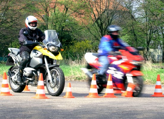 ADAC stimmt Motorradfahrer auf die Saison ein
