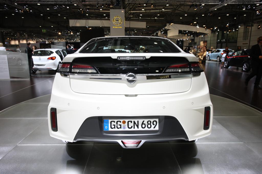 AMI 2010: Opel Ampera rollt als Chevrolet Volt schon vom Band