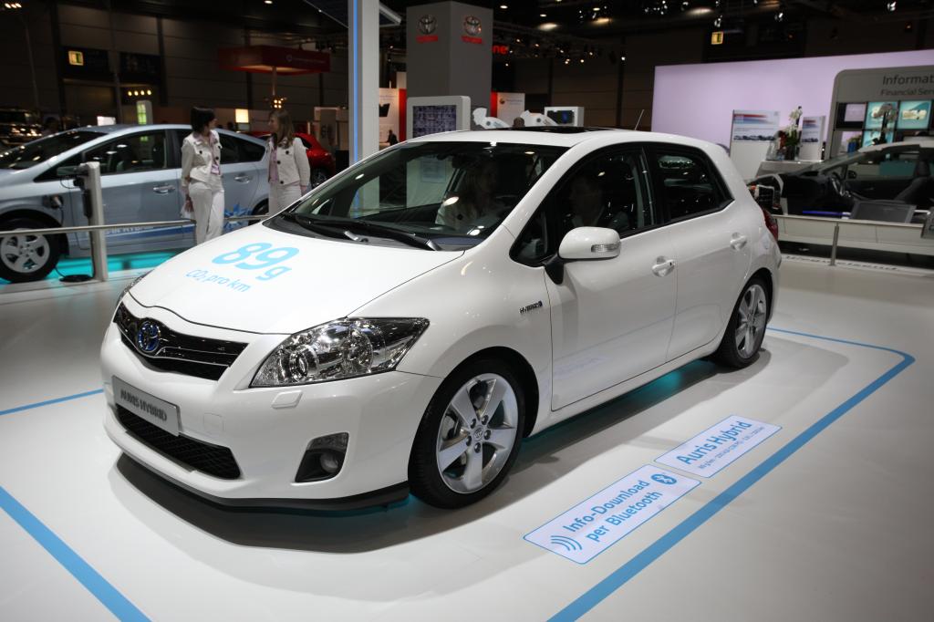 AMI 2010: Toyota stellt Auris Hybrid und modifizierten RAV 4 vor - Bild(1)