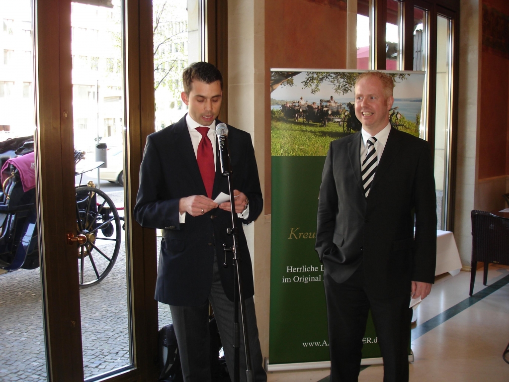 Adlon Hotel-Manager Markus Lück (l.) und der Geschäftsführer der AAGLAND’schen Kutschhalterei, Jürgen Florack, begrüßen das beiderseitige Engagement. 