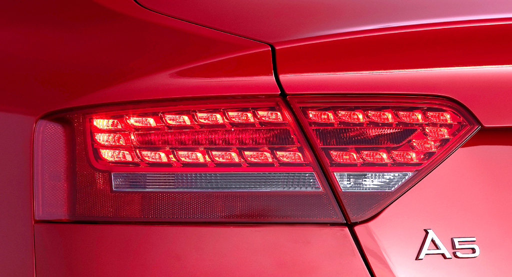 Audi A5 Sportback: Hintere Leuchteinheit mit Schriftzug. 