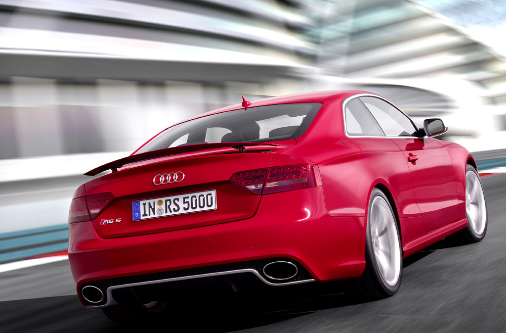 Audi RS5: Am Heck fallen Spoiler, Diffusor und die Endrohr-Ovale auf.