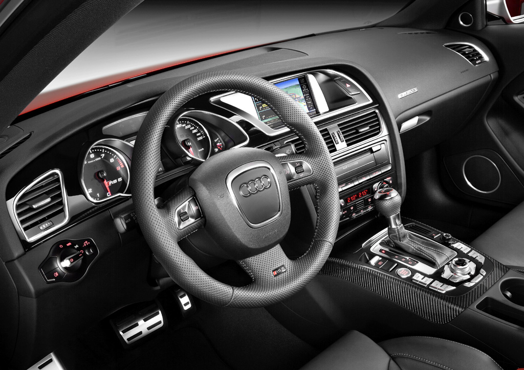Audi RS5: Im Cockpit geht es gewohnt Audi-typisch sportlich-funktionell zu.