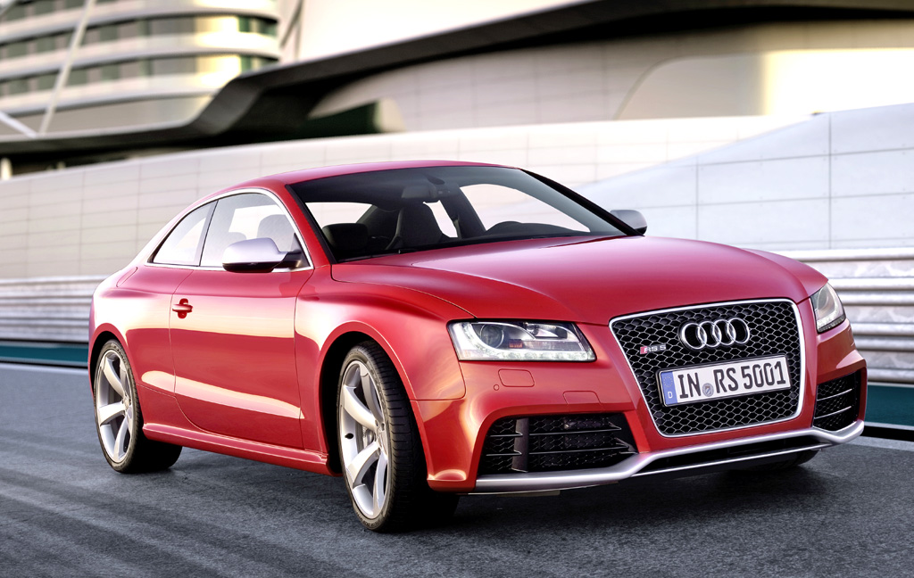 Audi RS5: Mit LED-Leuchten, großen Lufteinlässe und Splitter-Kante am Stoßfänger.