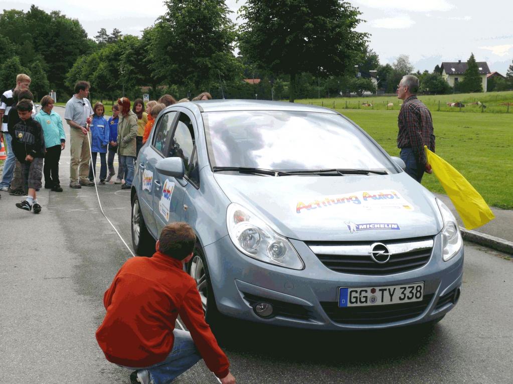 Ausmessen des Bremsweges. Bei der Verkehrssicherheitsaktion „Achtung Auto“, die der ADAC gemeinsam mit Opel und Michelin an Schulen veranstaltet, achten die Moderatoren auf die intensive Einbindung der Schüler. 