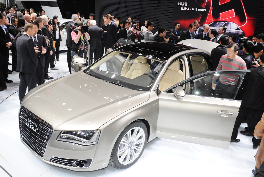 Auto China 2010: Audis Krone auch für China? – Kein Mangel an Millionären!