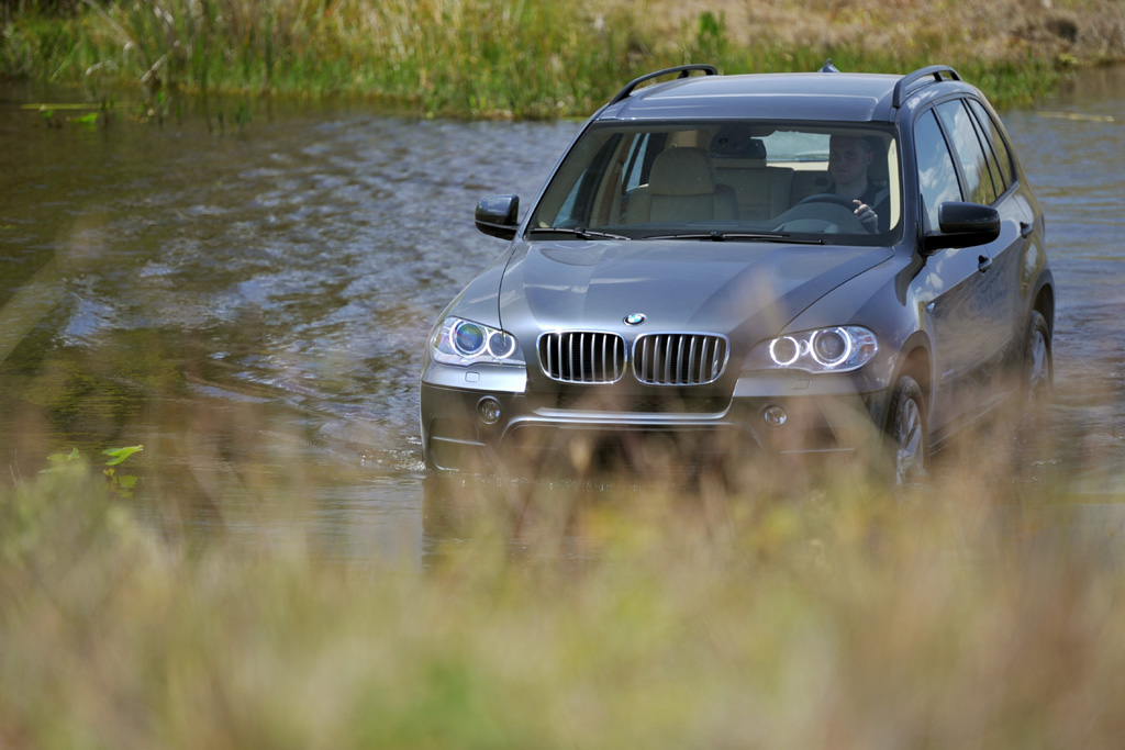 BMW X5: Auch abseits befestigter Straßen macht der SUV eine gute Figur.