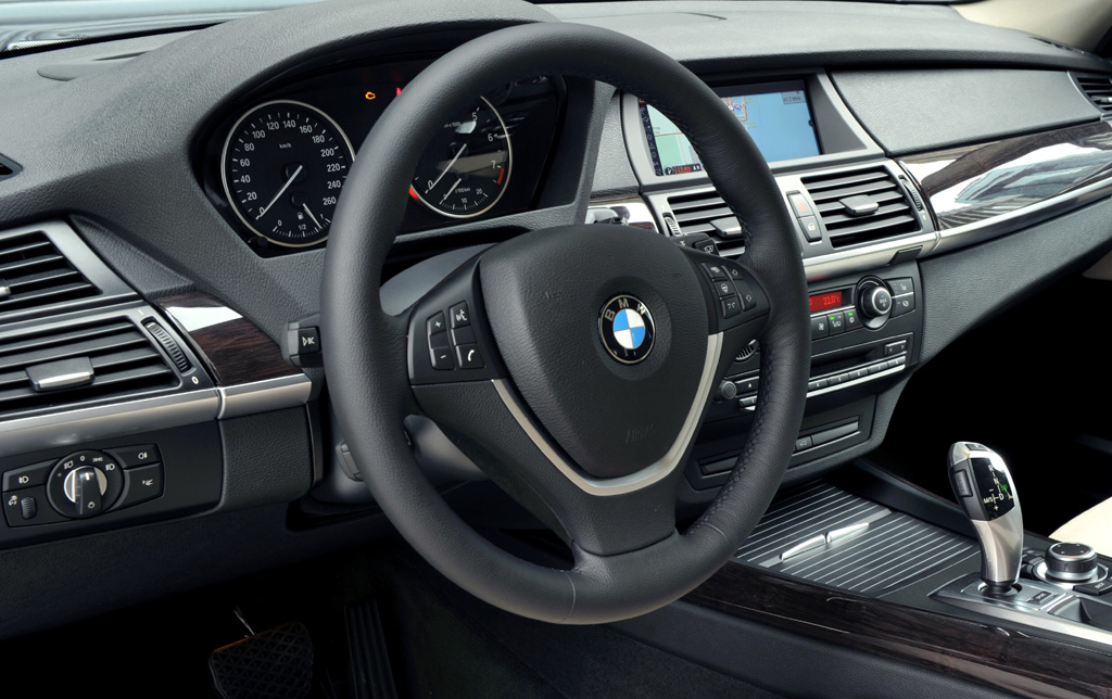 BMW X5: Blick auf das sportlich-funktionelle Cockpit.