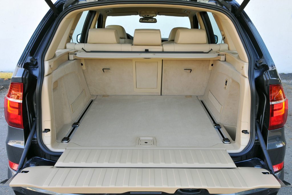 BMW X5: Blick in den 260 bis 1750 Liter fassenden Kofferraum.