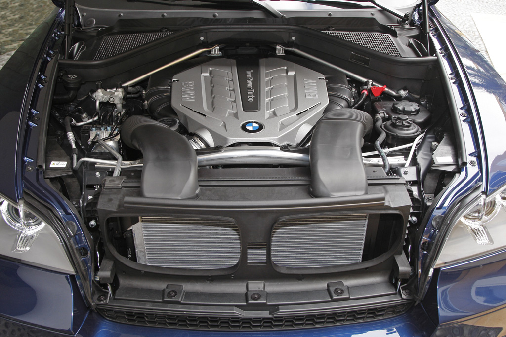 BMW X5: Blick in den Motorraum eines der TwinPower-Turbos.