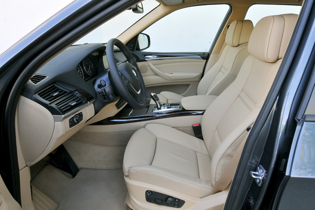 BMW X5: Blick in den luxuriös-variablen Innenraum.