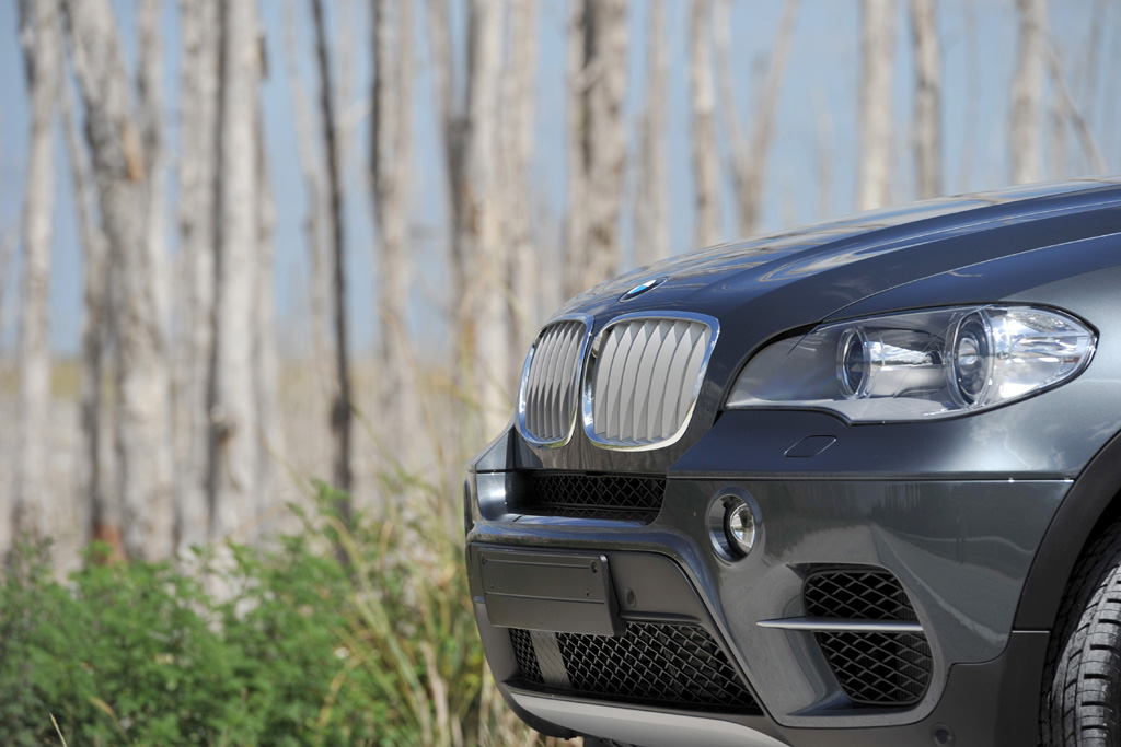 BMW X5: Die Front zeichnet sich durch größere seitliche Lufteinlässe aus.
