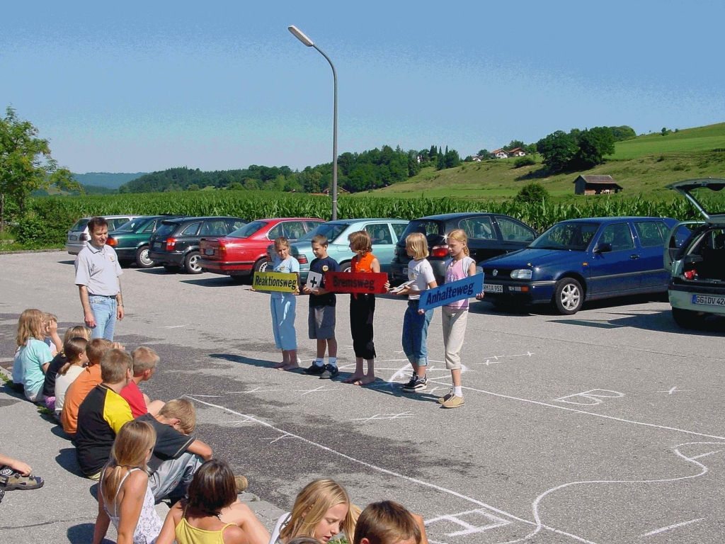 Bei der Verkehrssicherheitsaktion „Achtung Auto“, die der ADAC gemeinsam mit Opel und Michelin an Schulen veranstaltet, achten die Moderatoren auf die intensive Einbindung der Schüler. 
