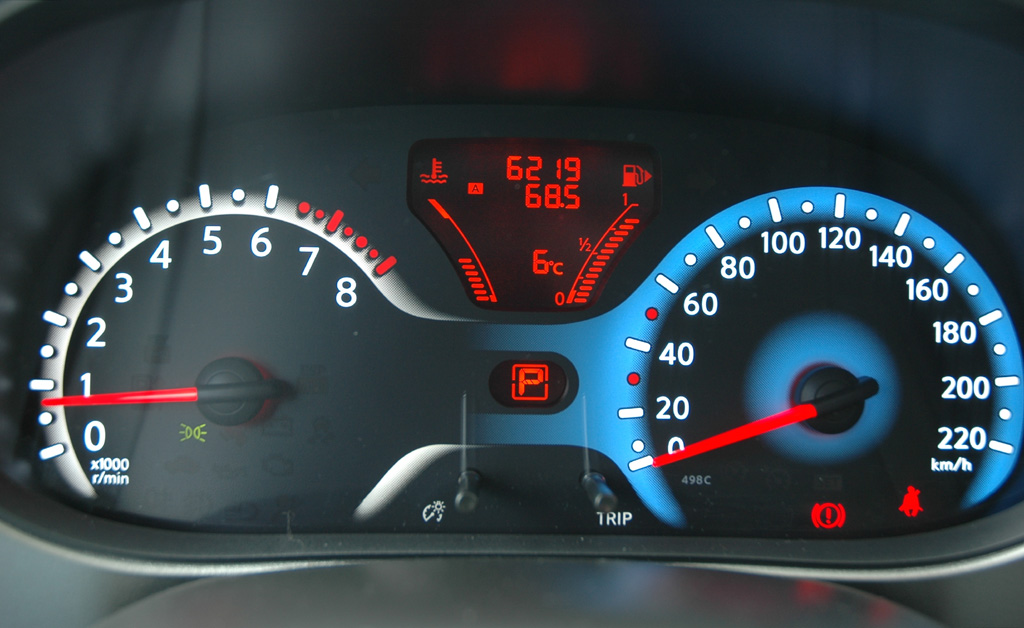Blick auf die Rundinstrumente im Nissan Cube.