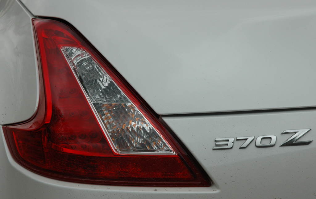 Blick auf hintere 370Z-Leuchteinheit mit Schriftzug.
