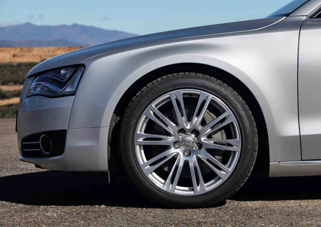Bosch liefert vorausschauendes Notbremssystem für Audi A 8