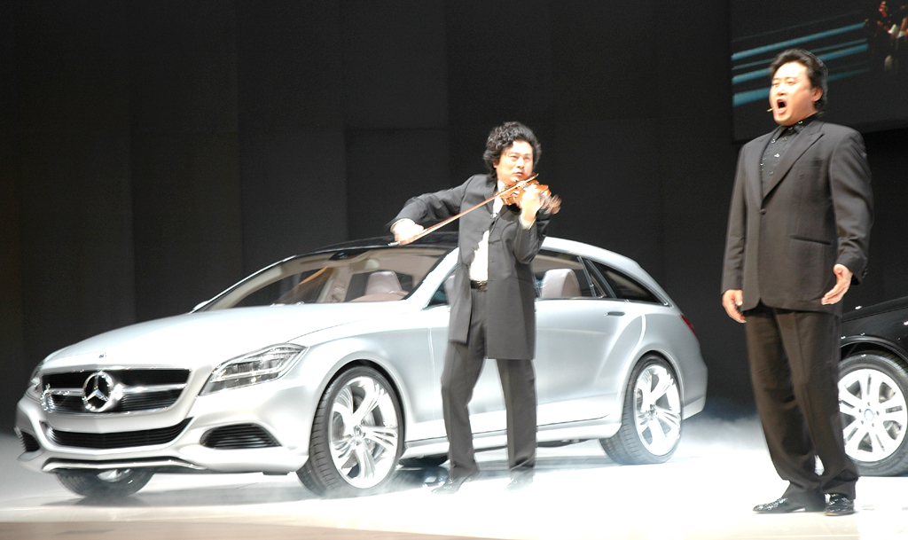 Chinesische Tenor- und Geigenklassik bei der Shooting-Break-Präsentation. 