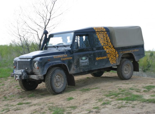 Continental stellt eigenes Team für Land Rover Experience-Tour